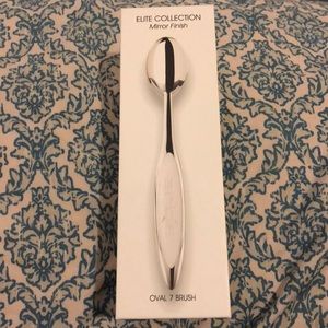 Artis Oval 7 make up brush